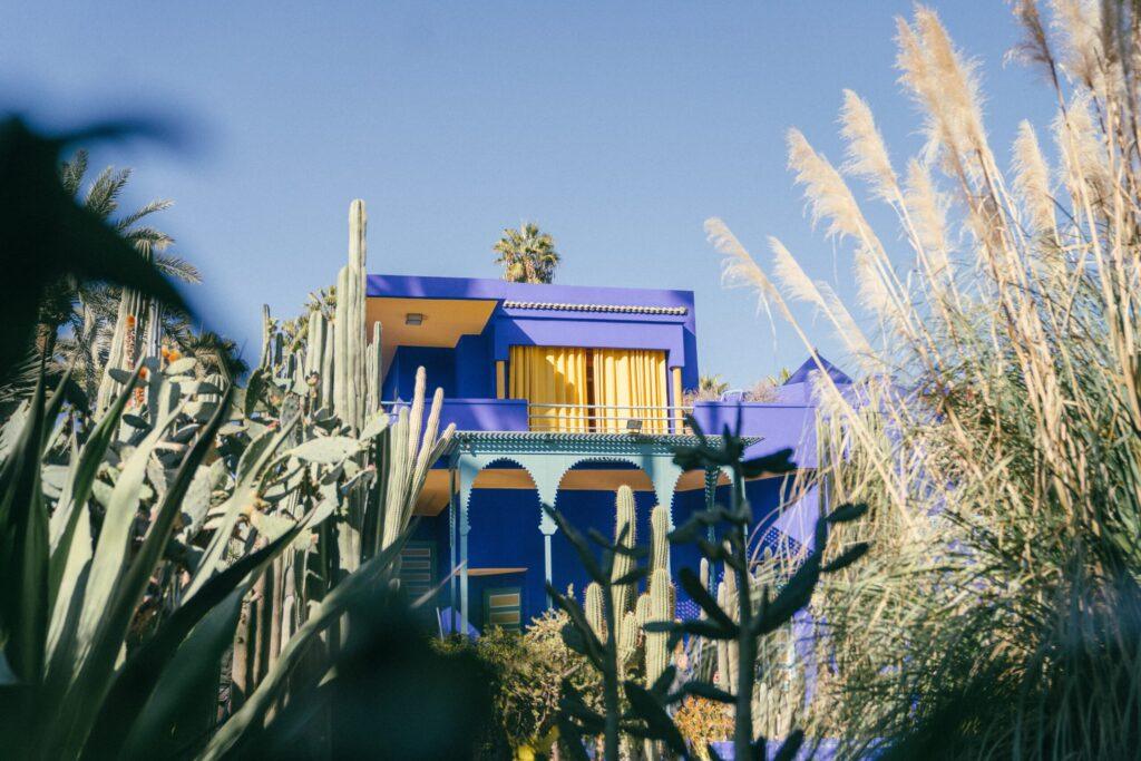 Promenade dans les jardins de Majorelle à Marrakech, un lieu de détente.