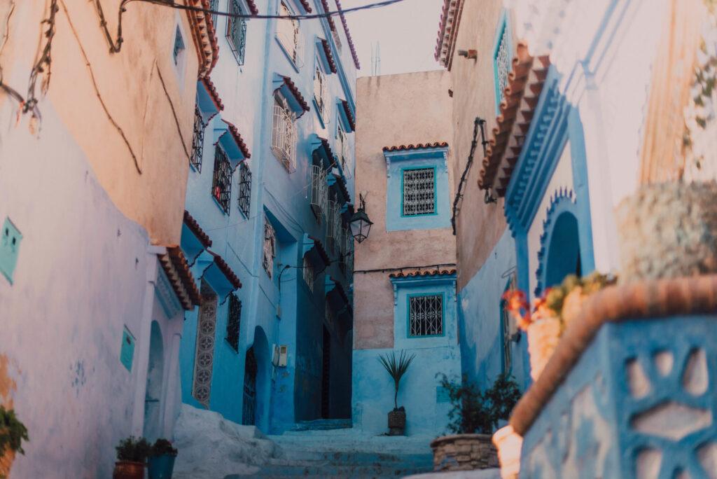 Découvrir Chefchaouen, la ville bleue du Maroc, célèbre pour ses ruelles colorées.